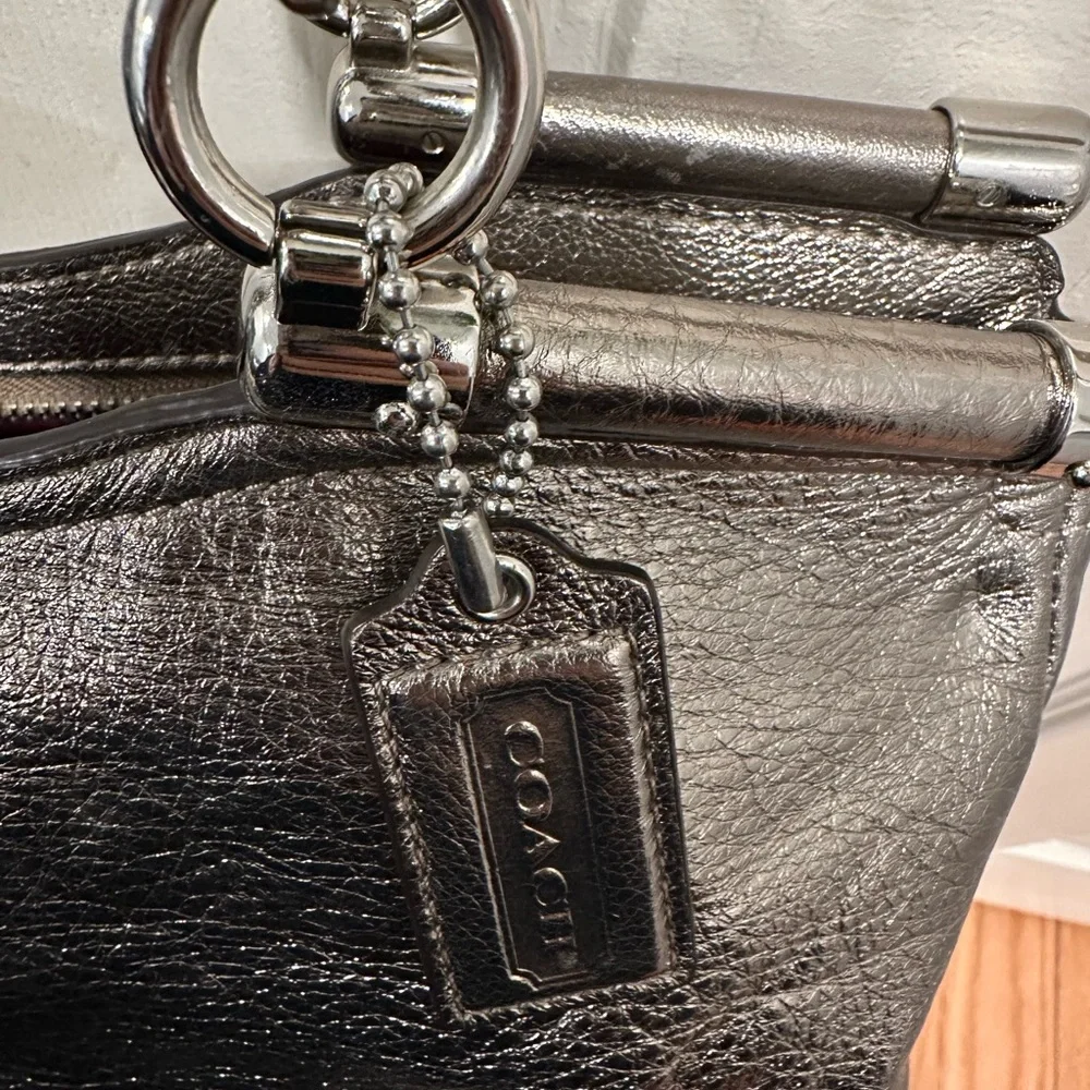 Real❗️COACH metallic bag 💼 like new!! - Picture 4 of 9